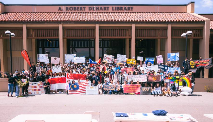 Students in front of Dehart Libary